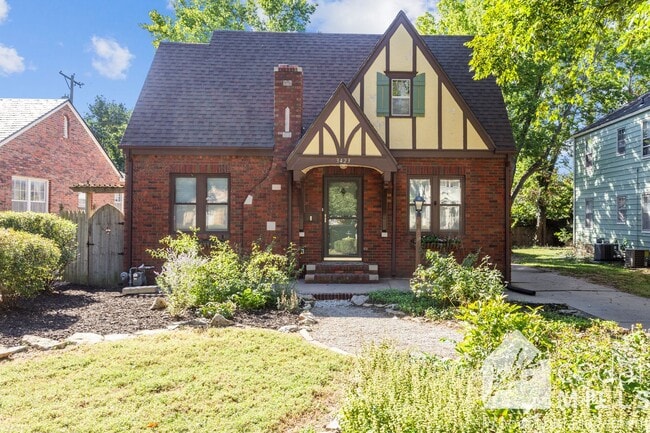 3423 Country Club Pl in Wichita, KS - Building Photo - Building Photo