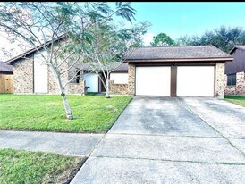 2826 Pickett Dr in League City, TX - Building Photo