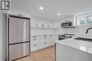 1339 Augustine Dr in Burlington, ON - Building Photo