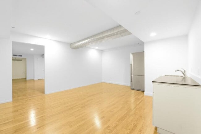 205 E 61st St in New York, NY - Building Photo - Building Photo