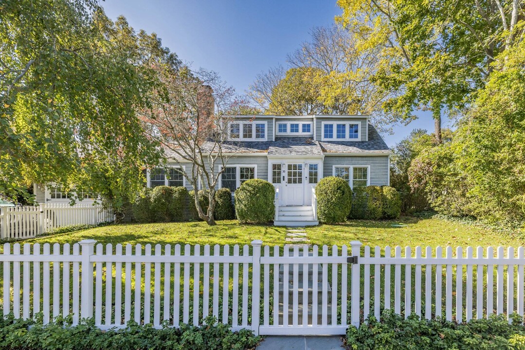 30 Suffolk St in Sag Harbor, NY - Building Photo