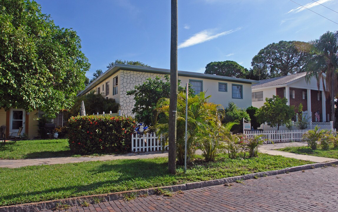 525 12th Ave NE in St. Petersburg, FL - Building Photo