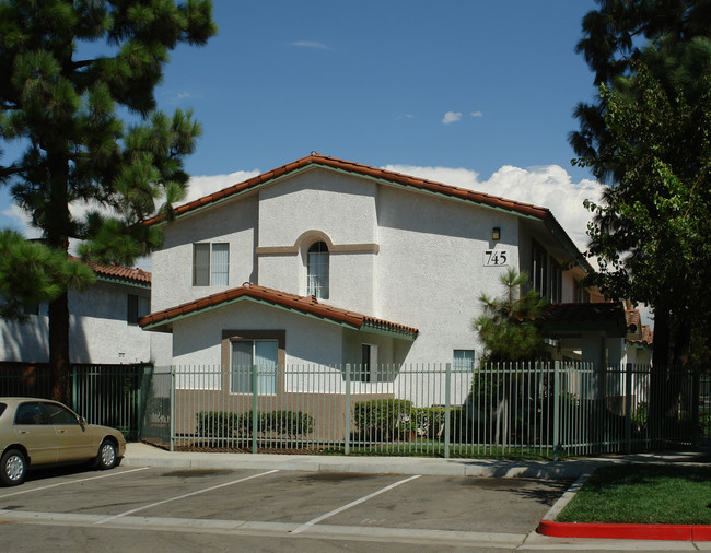 745 W 3rd St in Corona, CA - Building Photo - Building Photo