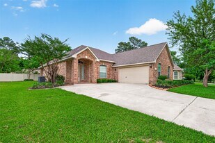 127 Monterrey Rd W in Montgomery, TX - Building Photo