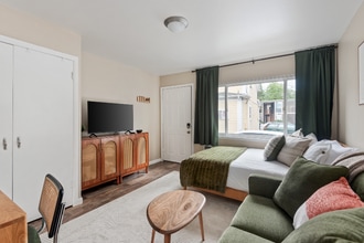 5248 SE Stark St in Portland, OR - Foto de edificio - Building Photo