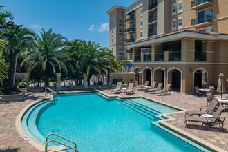 Broadway Promenade in Sarasota, FL - Foto de edificio - Building Photo