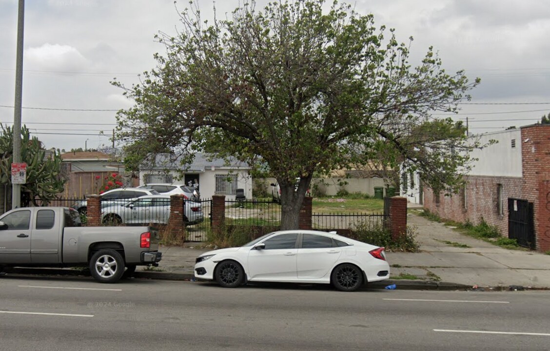 1513 W Florence Ave in Los Angeles, CA - Building Photo