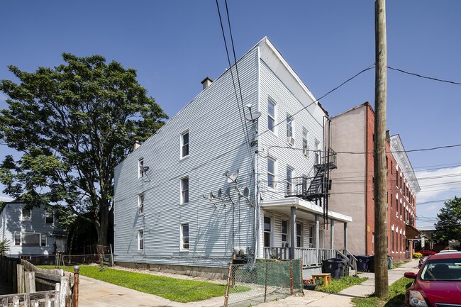 285 Bertrand Ave in Perth Amboy, NJ - Building Photo - Building Photo