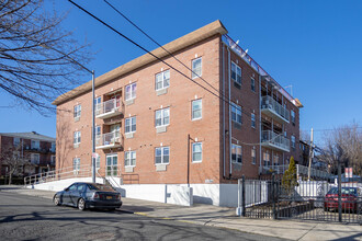 36-41 169th St in Flushing, NY - Foto de edificio - Building Photo