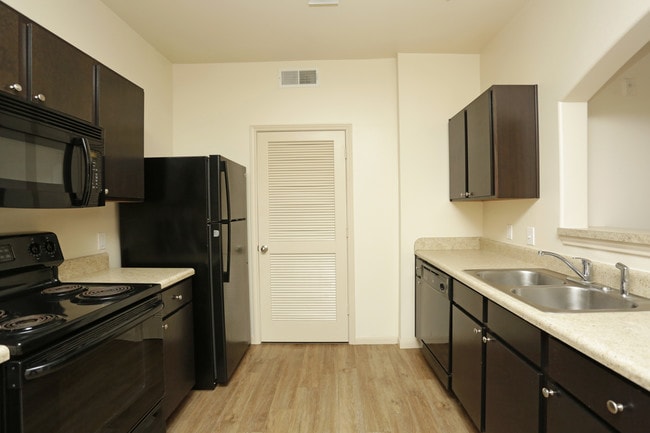 Paseo Pointe in Los Fresnos, TX - Building Photo - Interior Photo