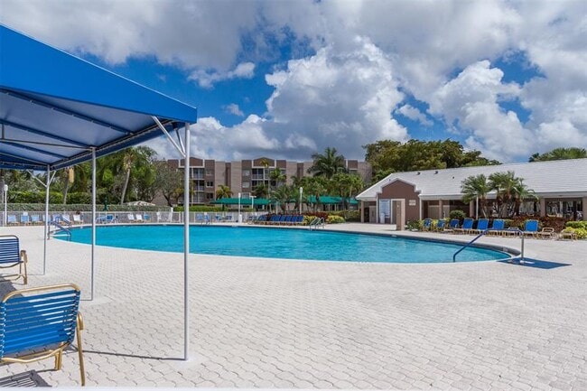 7558 Trent Dr in Tamarac, FL - Foto de edificio - Building Photo