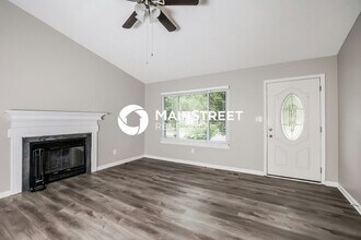 8320 Silver Fox Rd in Louisville, KY - Building Photo - Building Photo