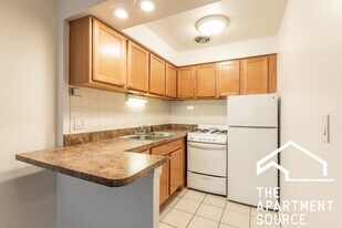 540 W Roscoe St, Unit 172 in Chicago, IL - Building Photo