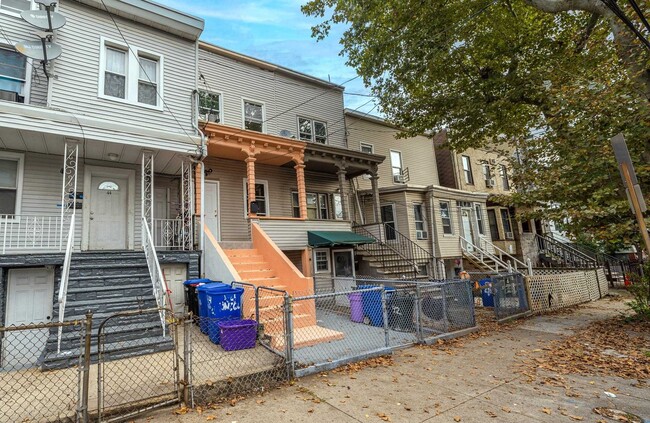 42.5 Lincoln St in Jersey City, NJ - Foto de edificio - Building Photo