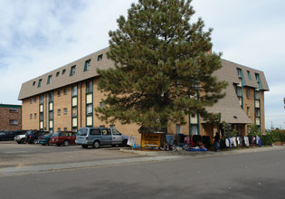 La Fontaine Apartments in Aurora, CO - Building Photo - Building Photo