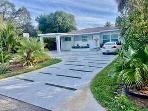 390 NE 165th St in Miami, FL - Building Photo - Building Photo