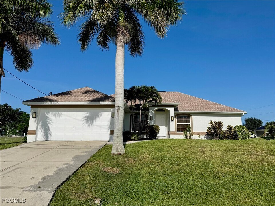 1300 SW 22nd Ave in Cape Coral, FL - Building Photo
