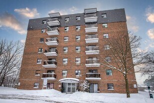 Kingsberry Towers in London, ON - Building Photo