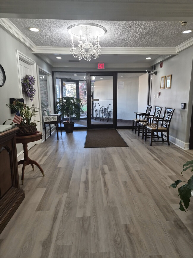 Plymouth Park Apartments 55+ in Plymouth, MI - Foto de edificio - Building Photo