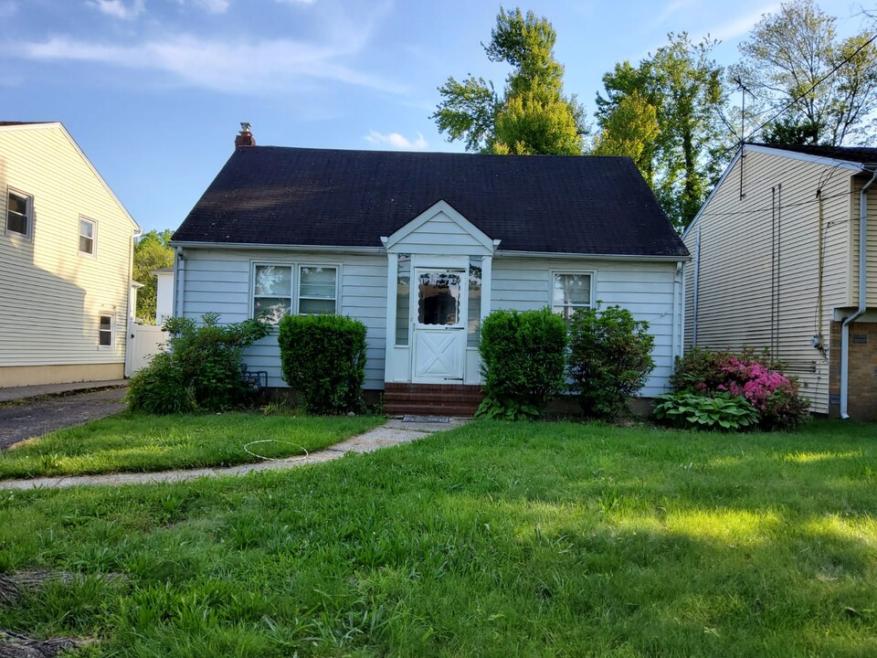 230 Dermody St in Roselle, NJ - Building Photo