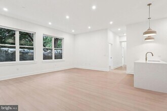 30 W Allens Ln, Unit 110 in Philadelphia, PA - Foto de edificio - Building Photo