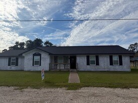 90 Live Oak St in Coldspring, TX - Building Photo