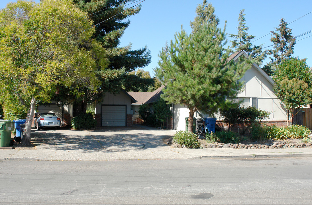 3947 Princeton Dr in Santa Rosa, CA - Building Photo