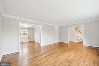 1200 Forestwood Dr in McLean, VA - Foto de edificio - Building Photo