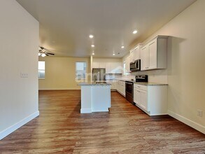 13918 106th Ave E in South Hill, WA - Foto de edificio - Building Photo