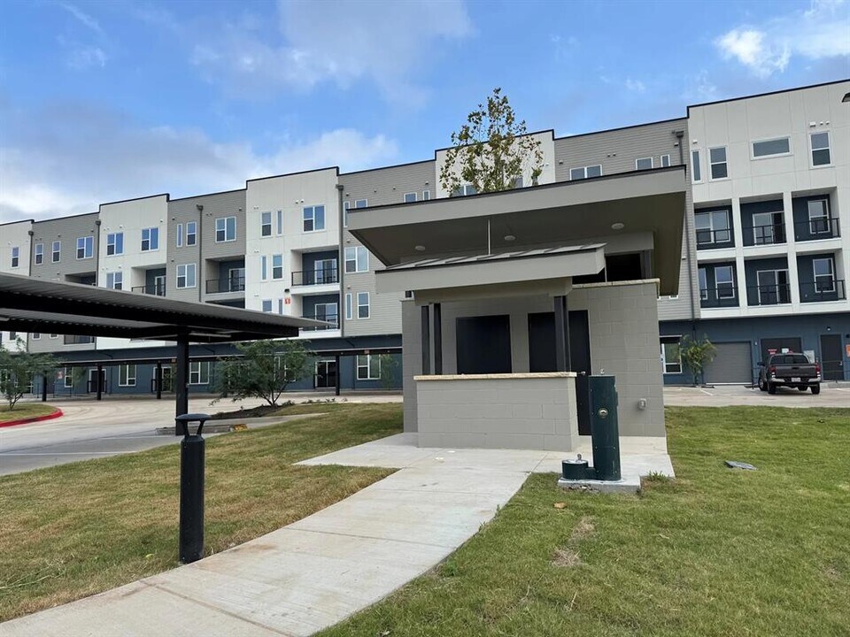 320 Goll St in Kyle, TX - Foto de edificio