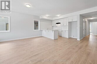 808 Parnian Private in Ottawa, ON - Building Photo - Building Photo