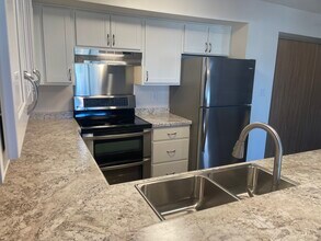 Heritage Village Apartments in Greenfield, WI - Foto de edificio - Building Photo