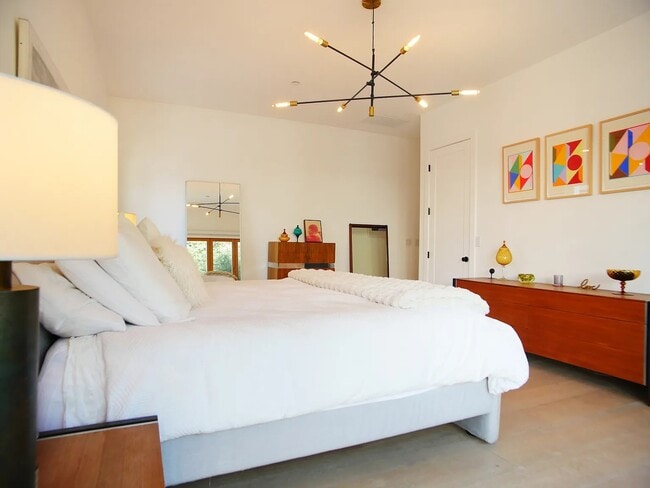 3744 Somerset Dr in Los Angeles, CA - Building Photo - Building Photo