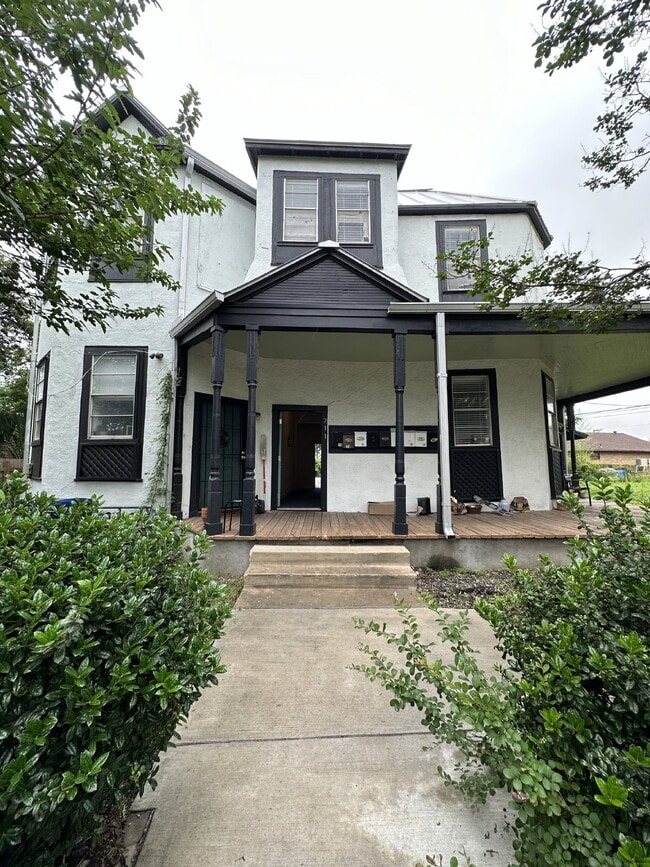 property at 711 E Carson St