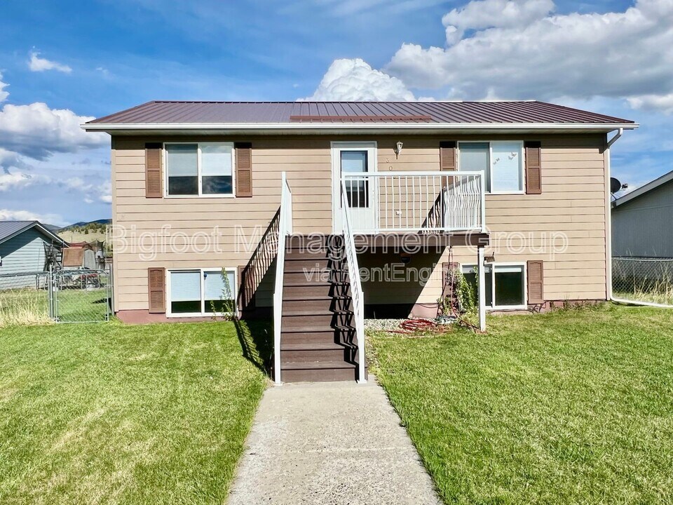 308 N Jackson St in Boulder, MT - Building Photo