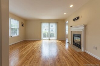 4 Reggie Way in East Windsor, CT - Building Photo - Building Photo