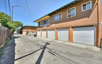 Atherton Apartments in Redwood City, CA - Building Photo - Building Photo