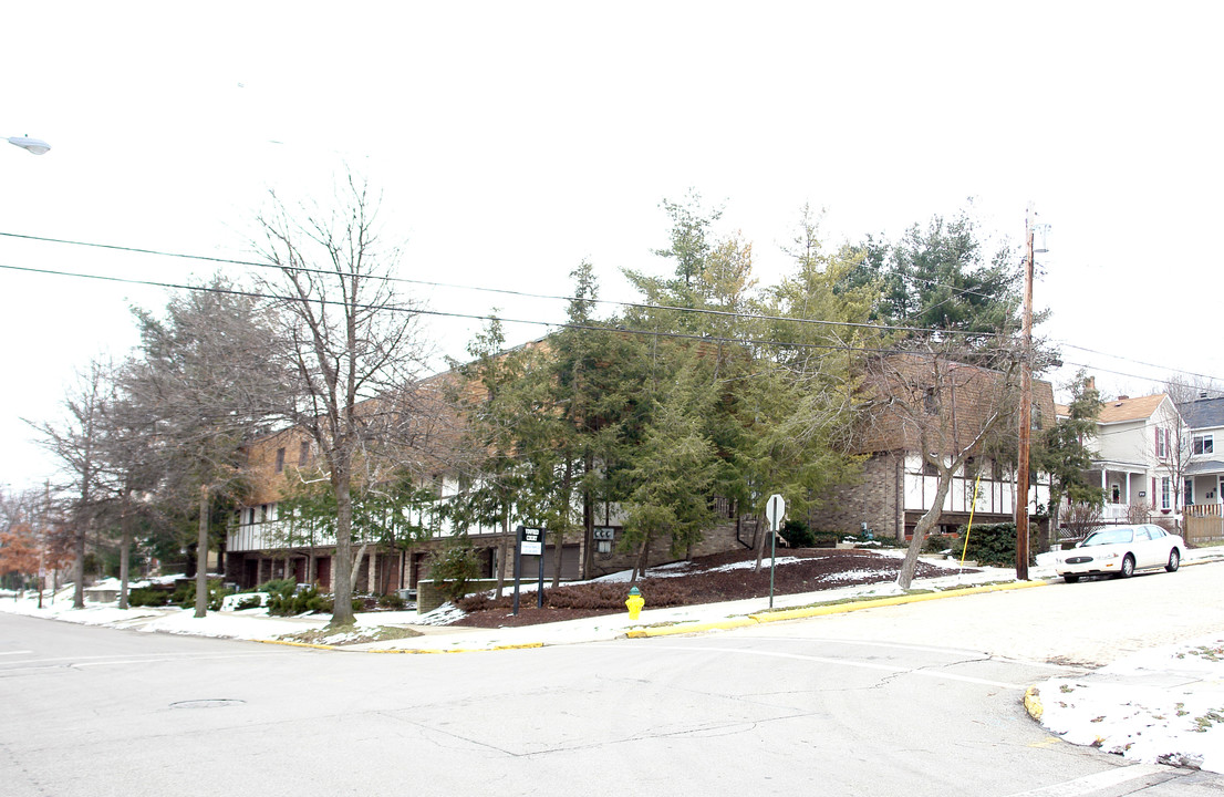 VINFRED COURT APARTMENTS in Oakmont, PA - Building Photo