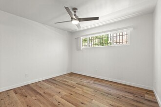 Rowena in Los Angeles, CA - Building Photo - Interior Photo