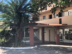 1750 NE 191st St in North Miami Beach, FL - Building Photo - Building Photo