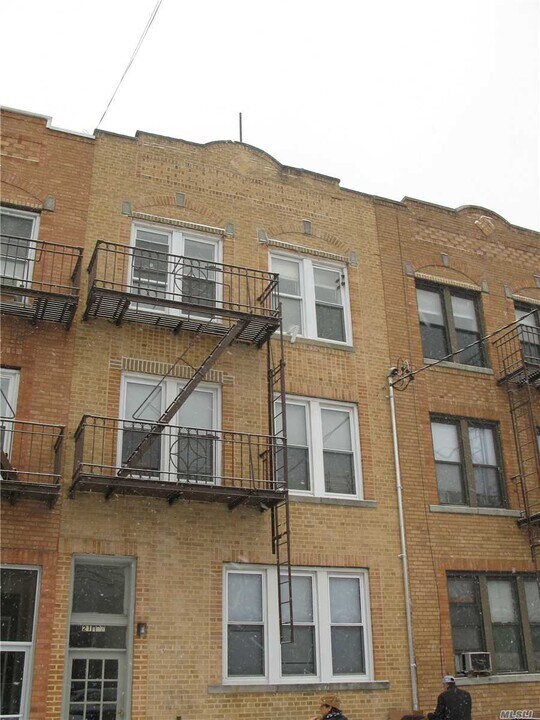 21-07 38th St-Unit -1R in Queens, NY - Building Photo