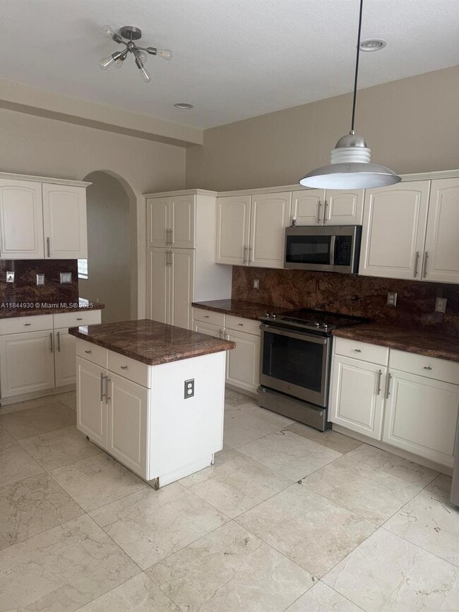 8821 NW 179 Ln in Hialeah, FL - Building Photo - Building Photo