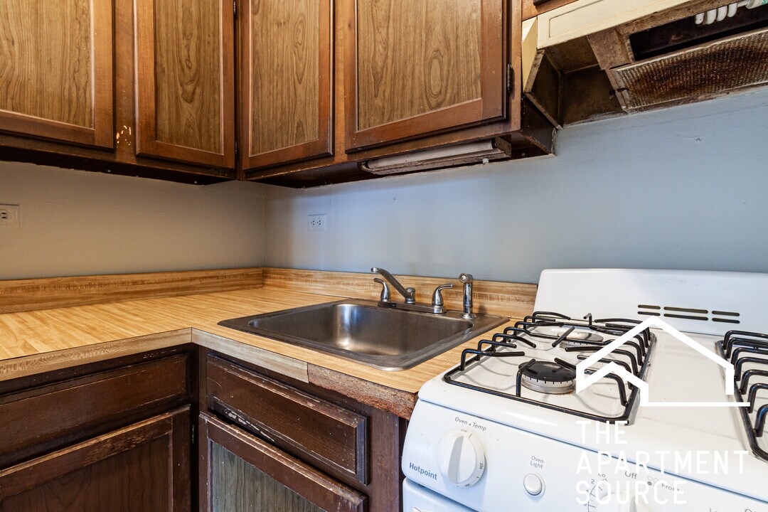 837 W Wolfram St in Chicago, IL - Building Photo