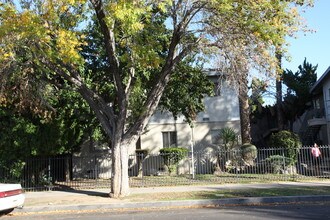 7336-7340 Milwood Ave, Canoga Park in Canoga Park, CA - Foto de edificio - Building Photo