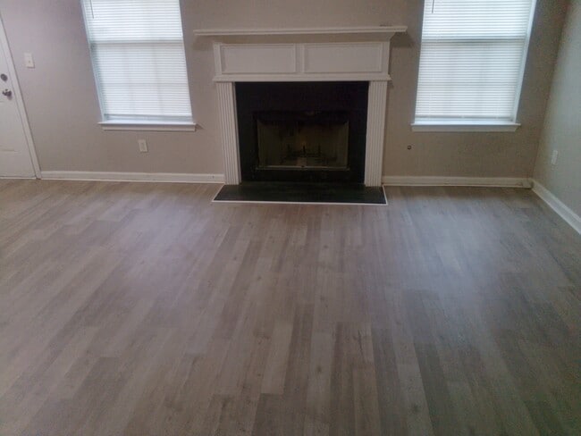 6786 Derby Ave in Fairburn, GA - Foto de edificio - Building Photo