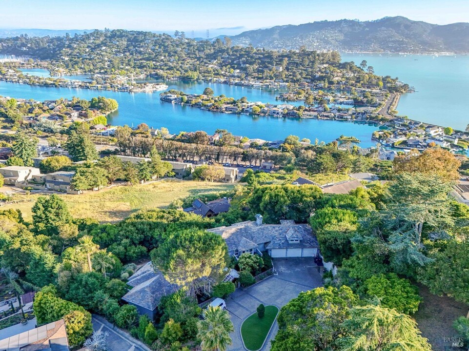 95 Spring Ln in Tiburon, CA - Foto de edificio