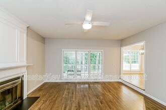 105 Woodshire Ln in Chapel Hill, NC - Building Photo - Building Photo