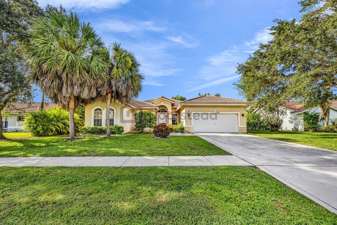 10555 Paso Fino Dr in Wellington, FL - Building Photo