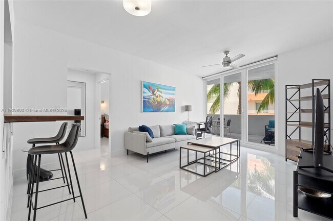 225 Collins Ave in Miami Beach, FL - Building Photo - Building Photo