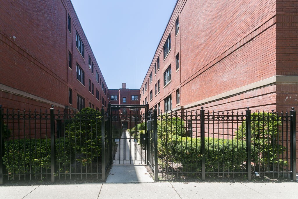 5744 N Winthrop Ave in Chicago, IL - Building Photo